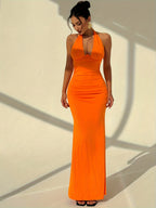 Vestido Largo Halter con Espalda Descubierta y Detalles Fruncidos – Elegante & Sexy