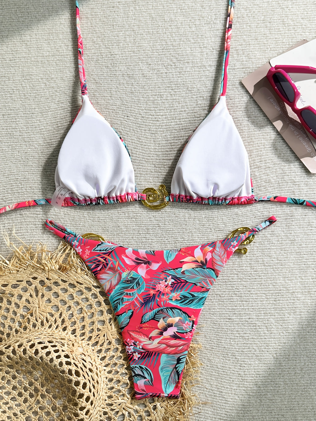 Bikini sexy con copa triangular y braga de corte alto