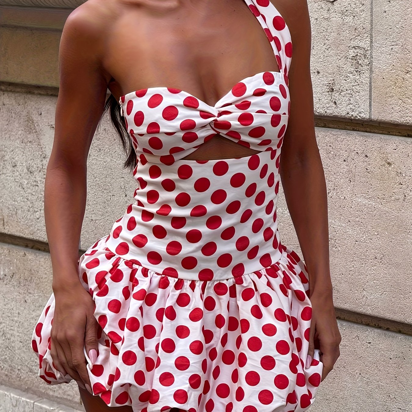 Vestido Corto con Espalda Descubierta y Lunares – Sexy & Elegante