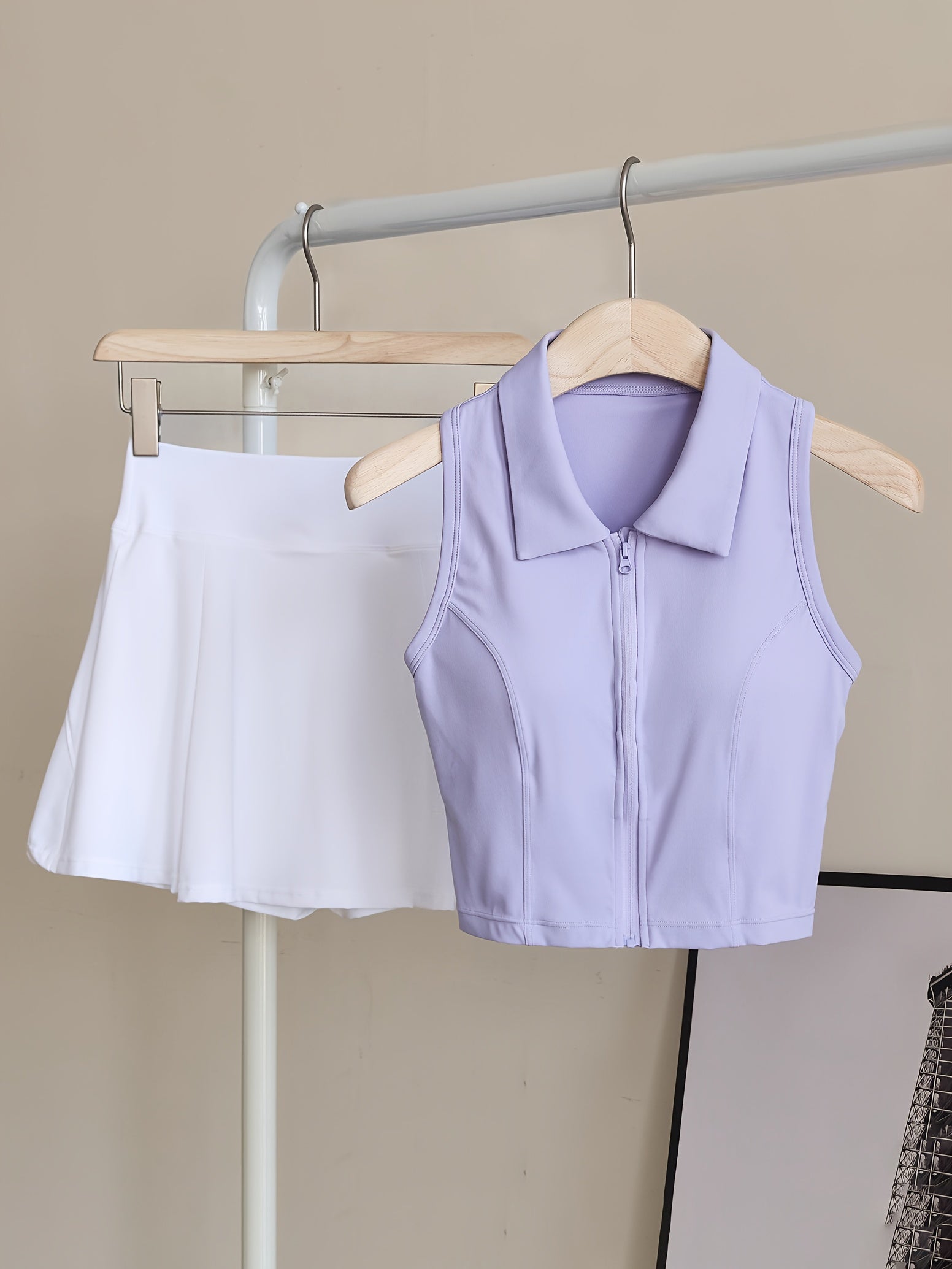 Set Deportivo 2 Piezas – Top con Almohadillas + Falda Short de Alto Rendimiento