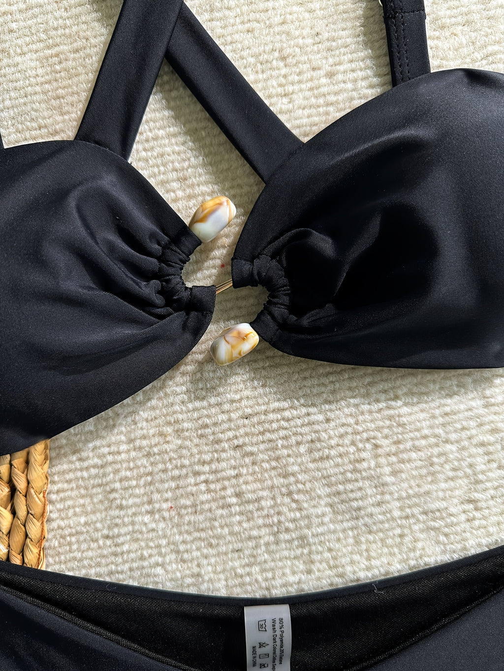 Bikini negro con tiras cruzadas y decoración metálica