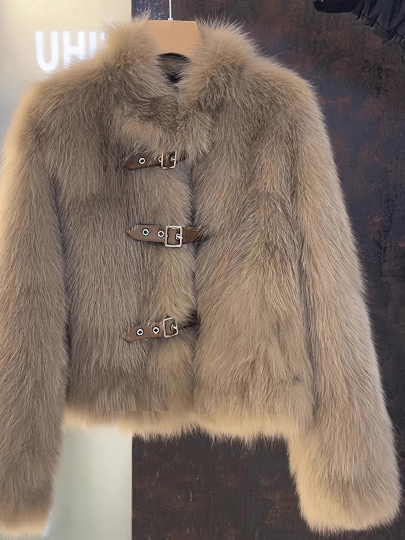 Abrigo Corto de Peluche · Cuello Alto y Botones