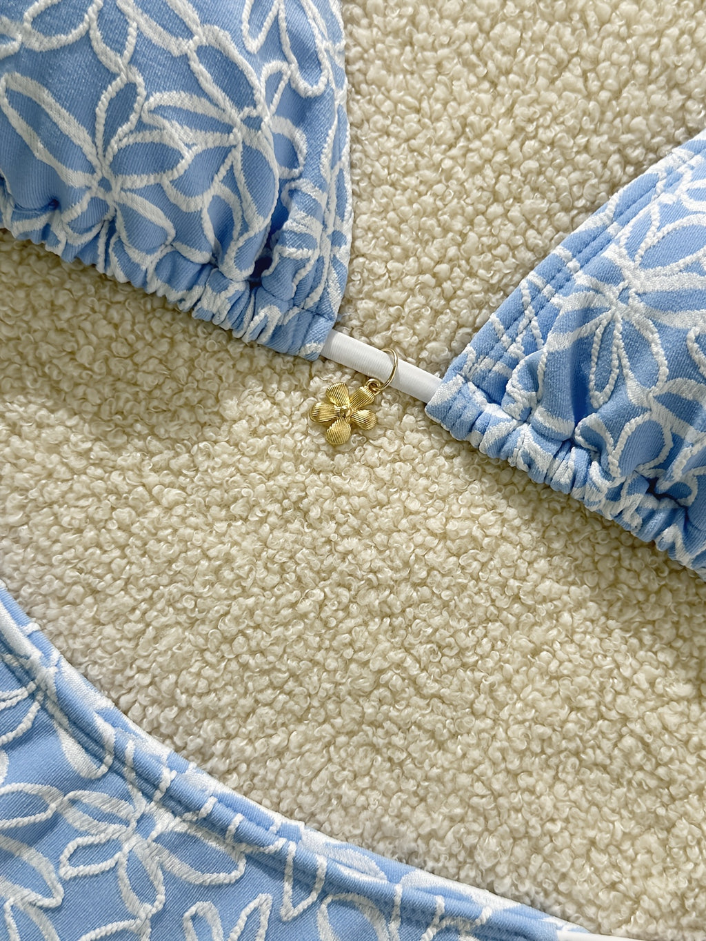 Bikini azul claro con flores blancas