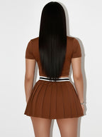 Conjunto de camiseta ajustada y falda mini con rayas.