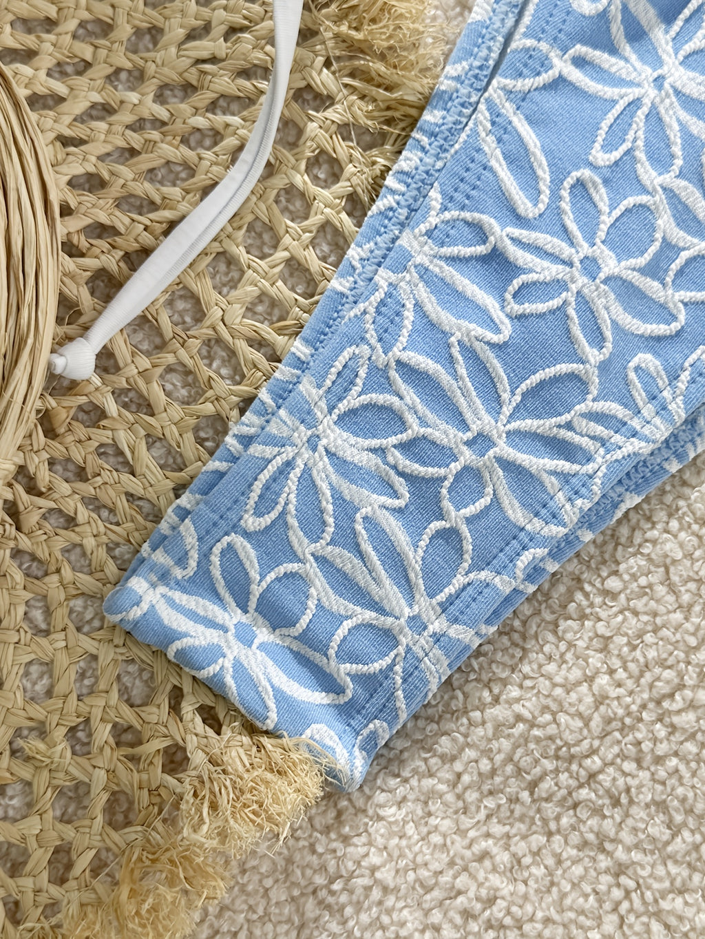 Bikini azul claro con flores blancas