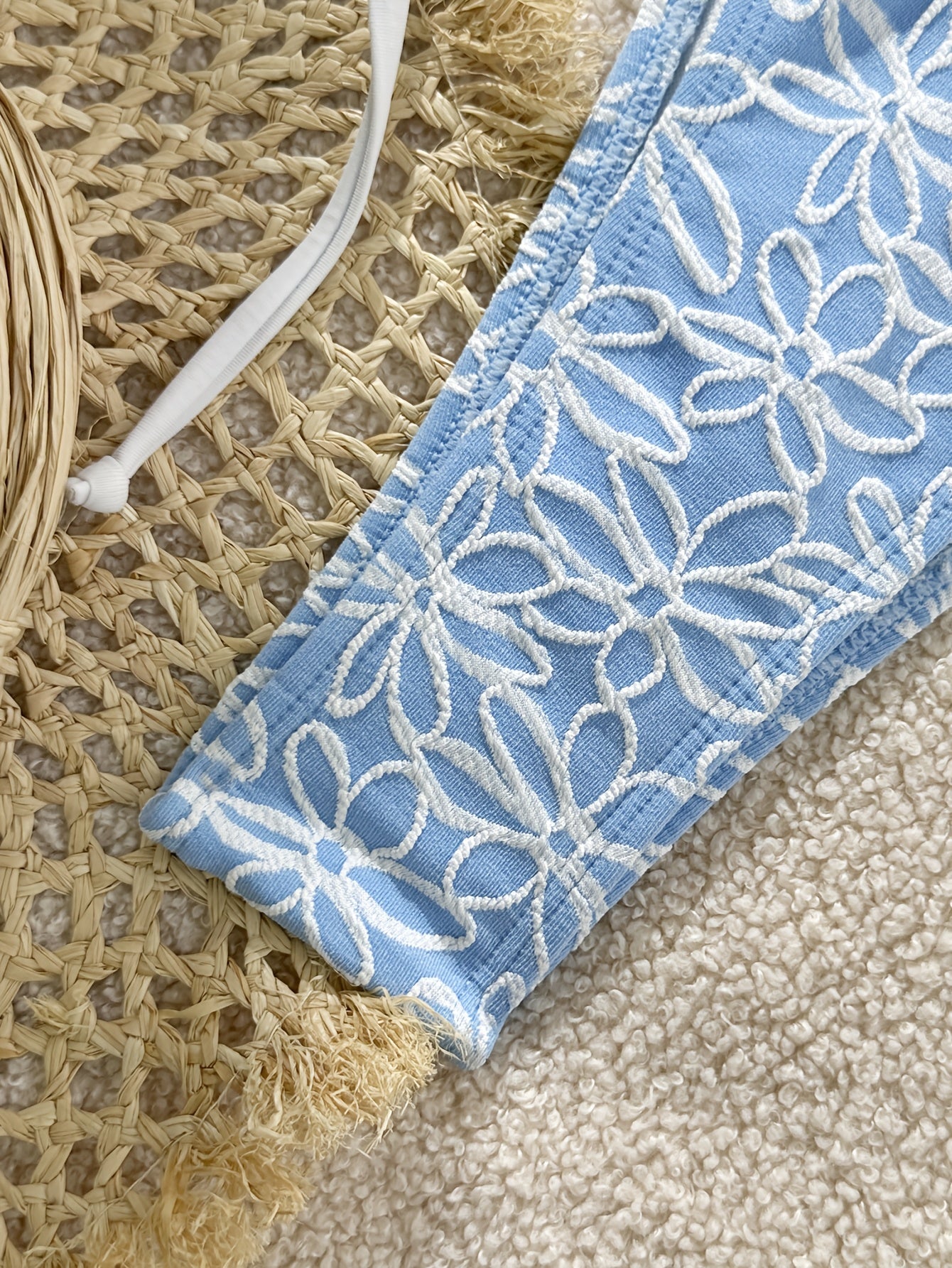 Bikini azul claro con flores blancas