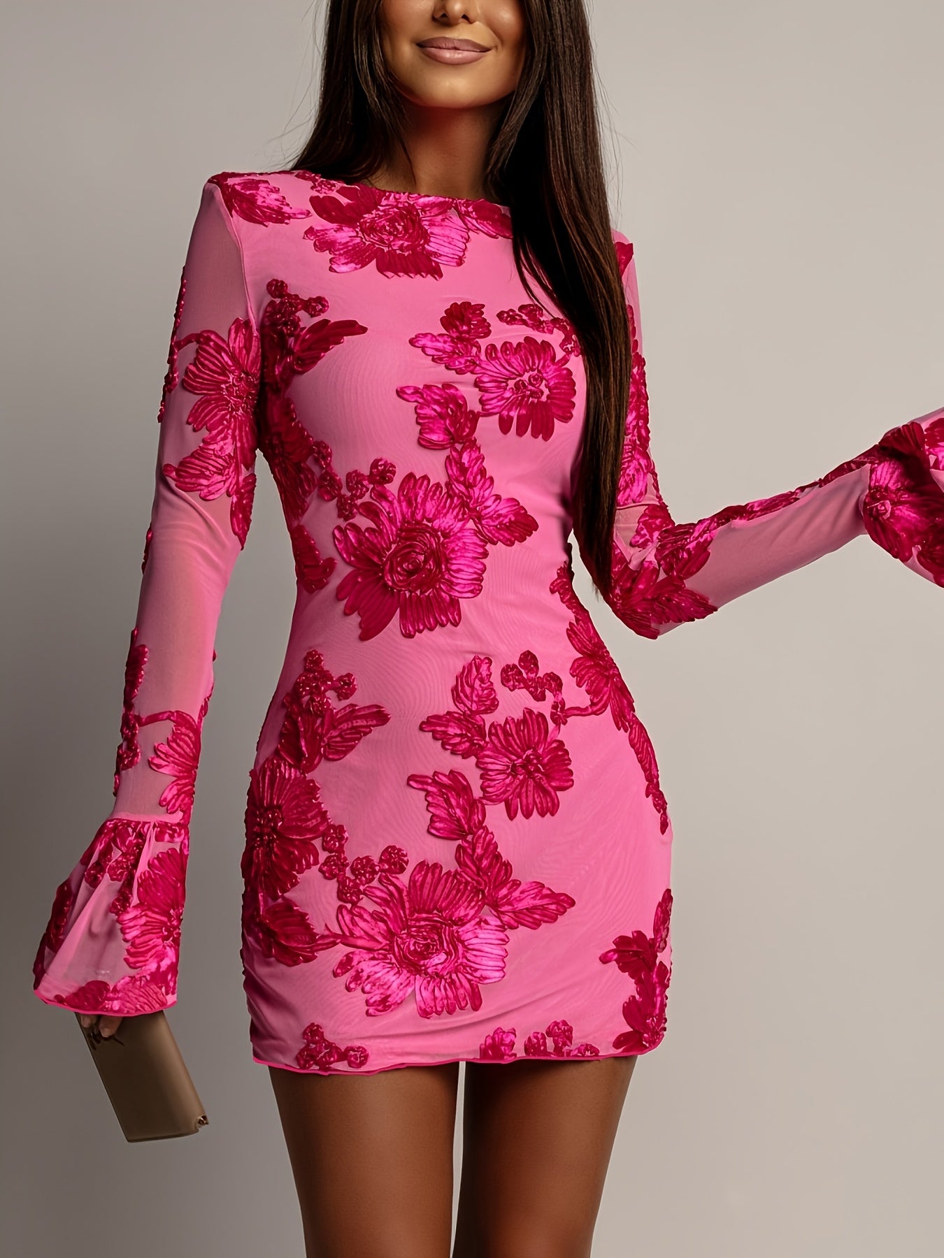 Vestido Dorado Floral con Mangas de Malla – Elegancia Nocturna