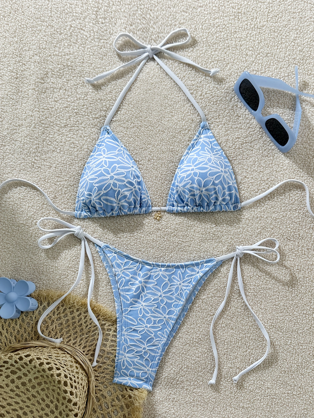 Bikini azul claro con flores blancas
