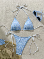 Bikini azul claro con flores blancas