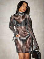 Vestido Ajustado de Cuello Alto con Abertura Asimétrica – Elegante y Seductor