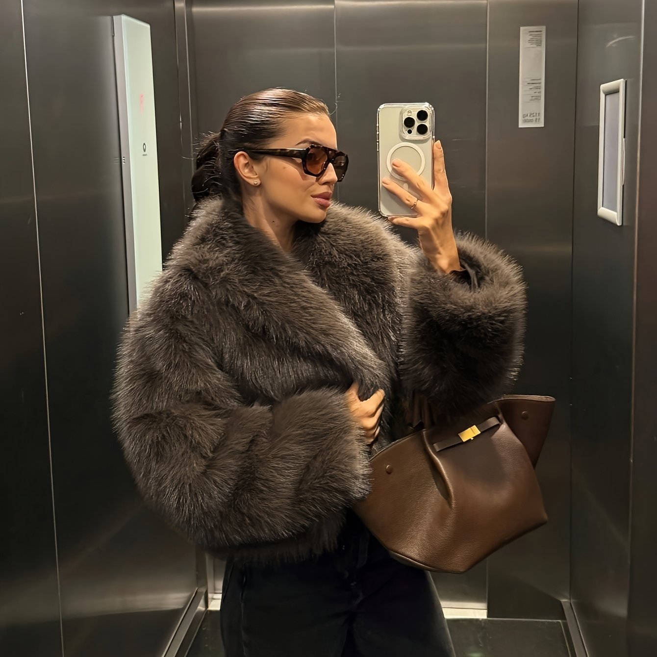 Abrigo sintético con cuello alto y botones