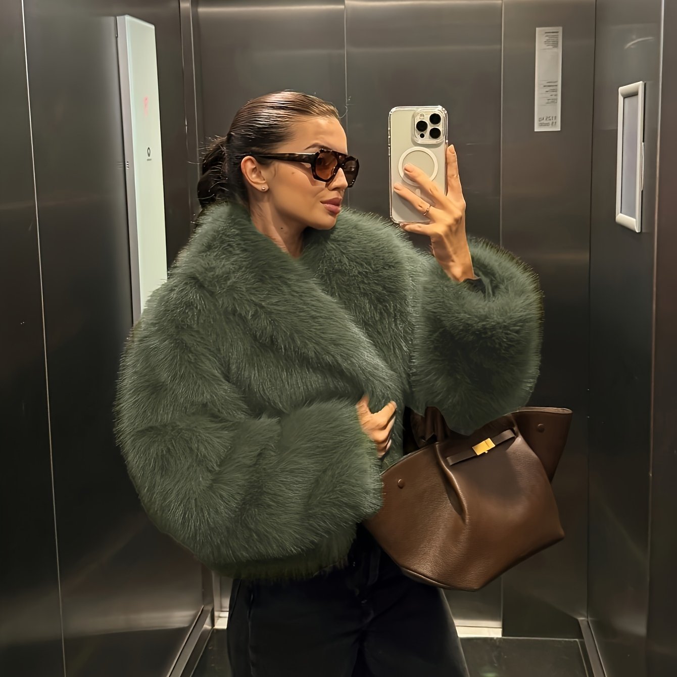 Abrigo sintético con cuello alto y botones