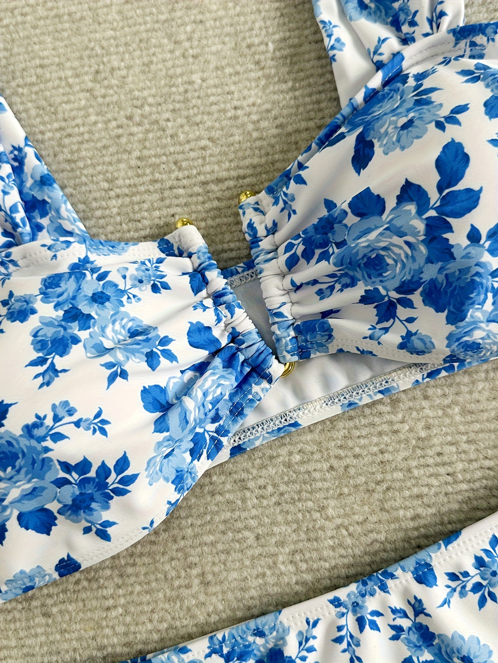 Bikini azul estilo porcelana con flores