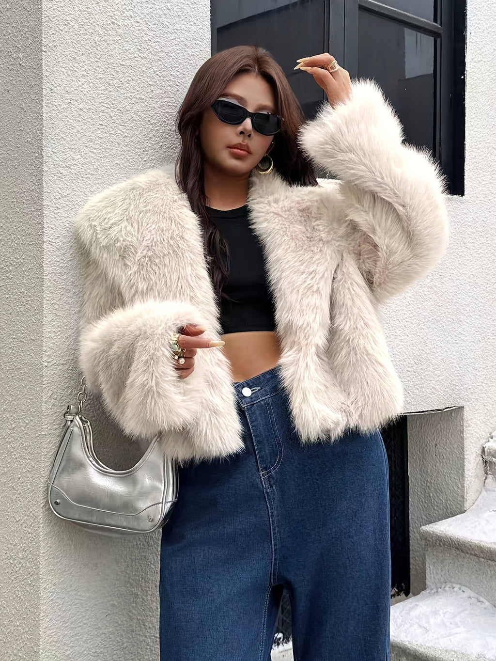 Abrigo sintético con cuello alto y botones