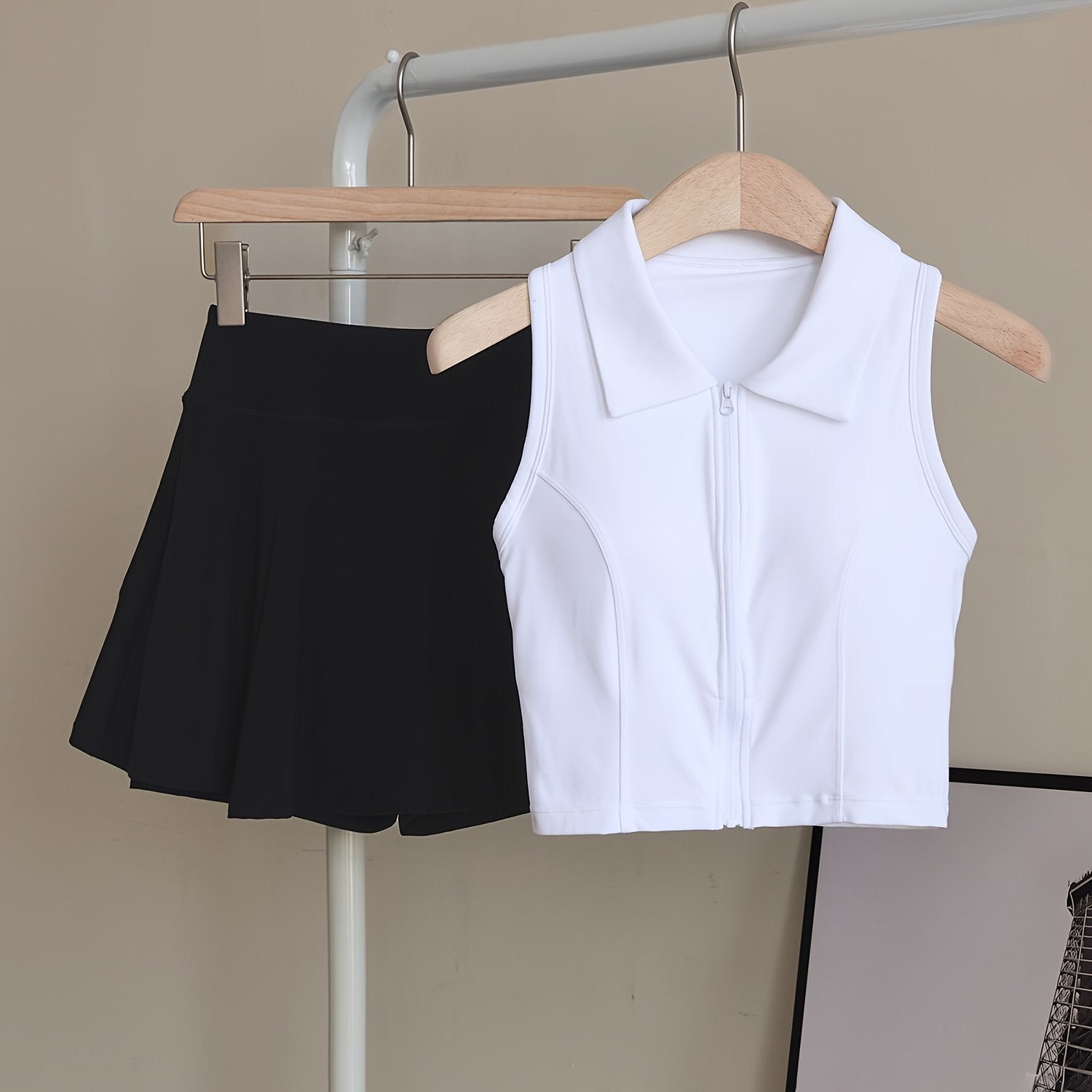 Set Deportivo 2 Piezas – Top con Almohadillas + Falda Short de Alto Rendimiento