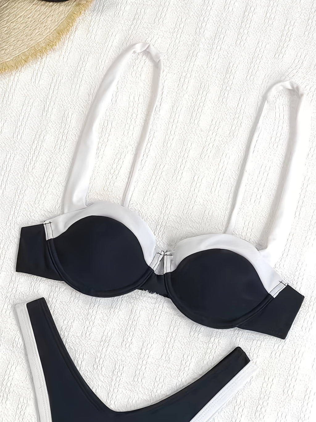 Bikini Bicolor Blanco & Negro con Aro – Sexy para Playa y Vacaciones