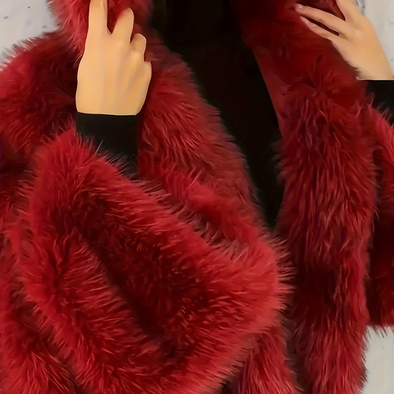 Abrigo de Peluche con Capucha · Elegante y Casual