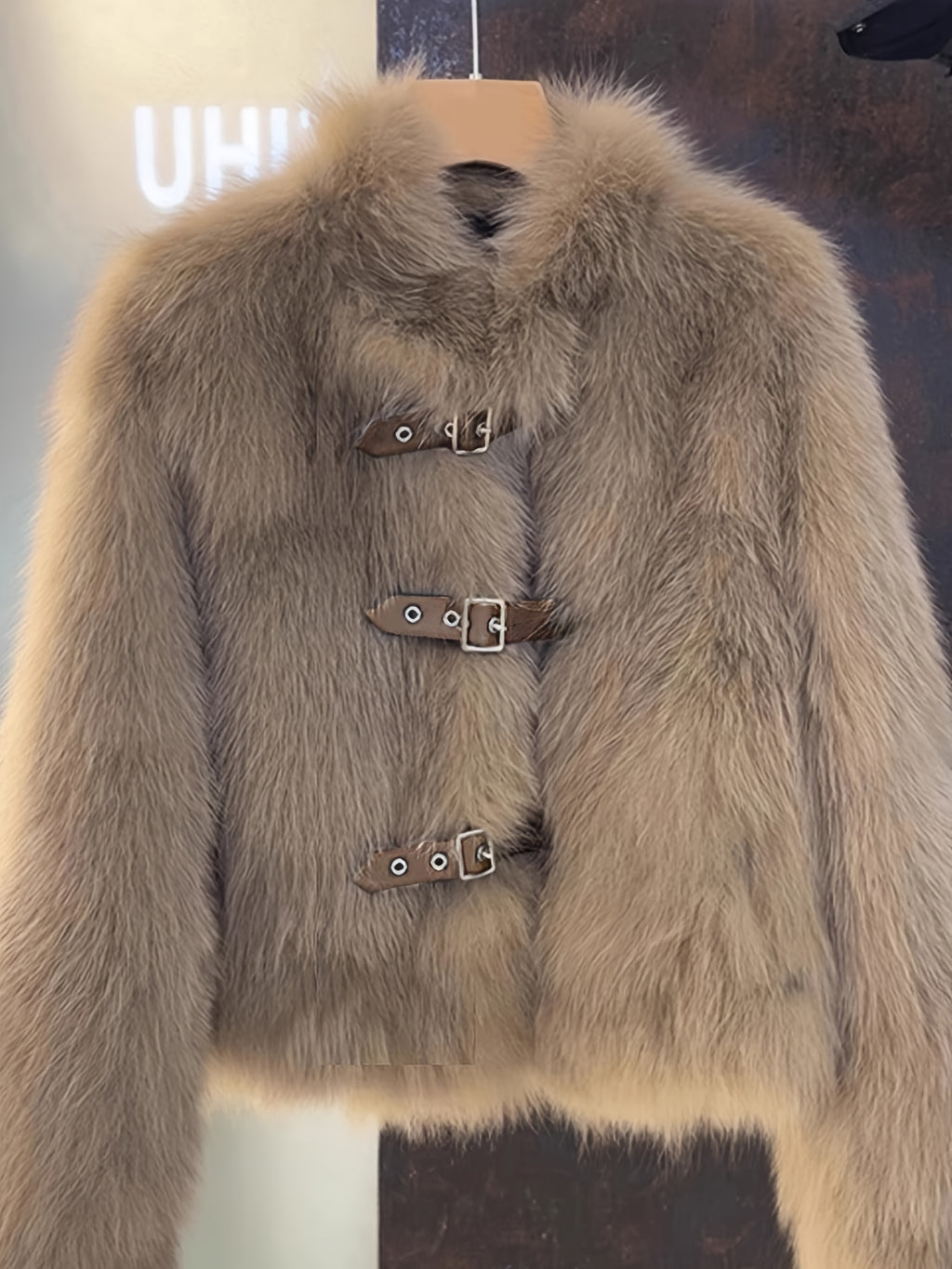 Abrigo Corto de Peluche · Cuello Alto y Botones