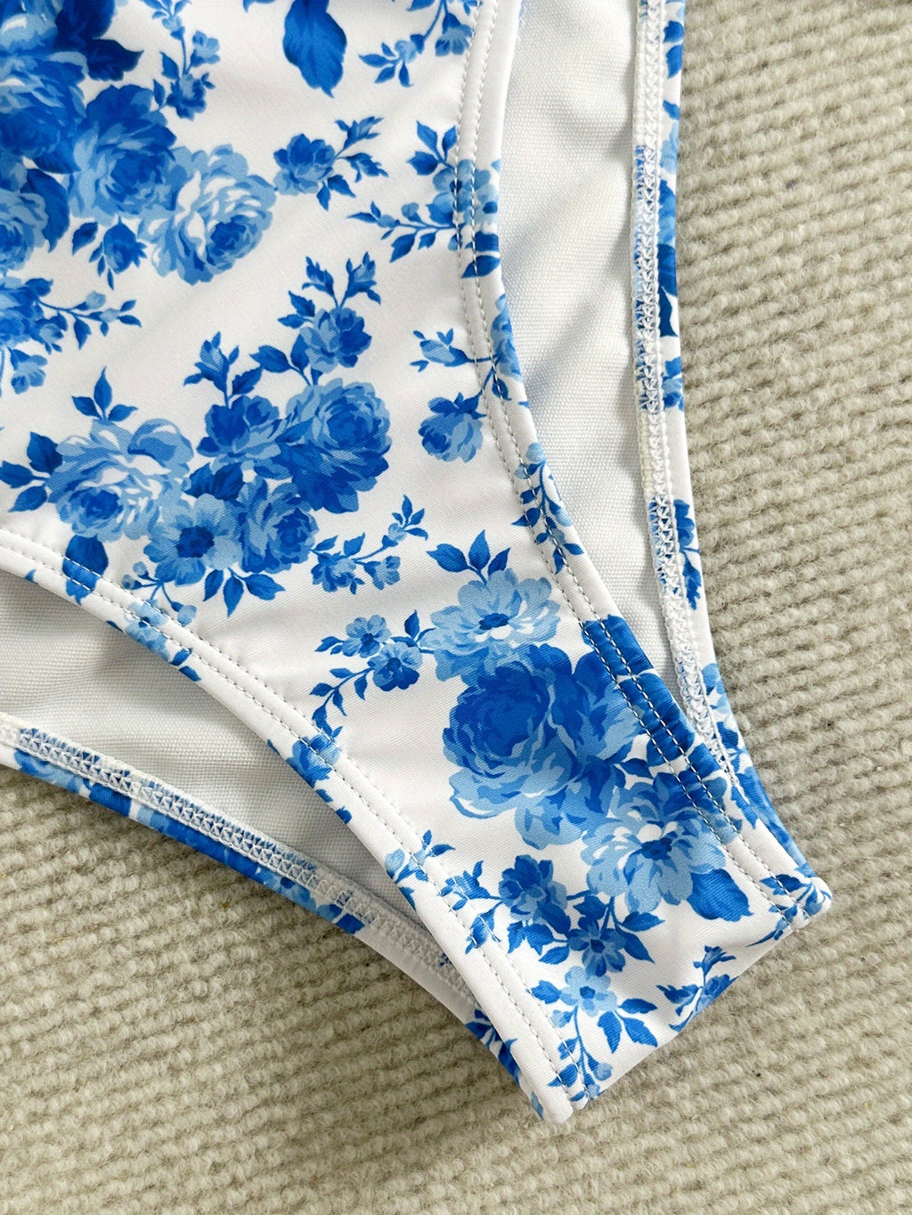 Bikini azul estilo porcelana con flores