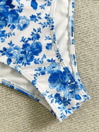 Bikini azul estilo porcelana con flores