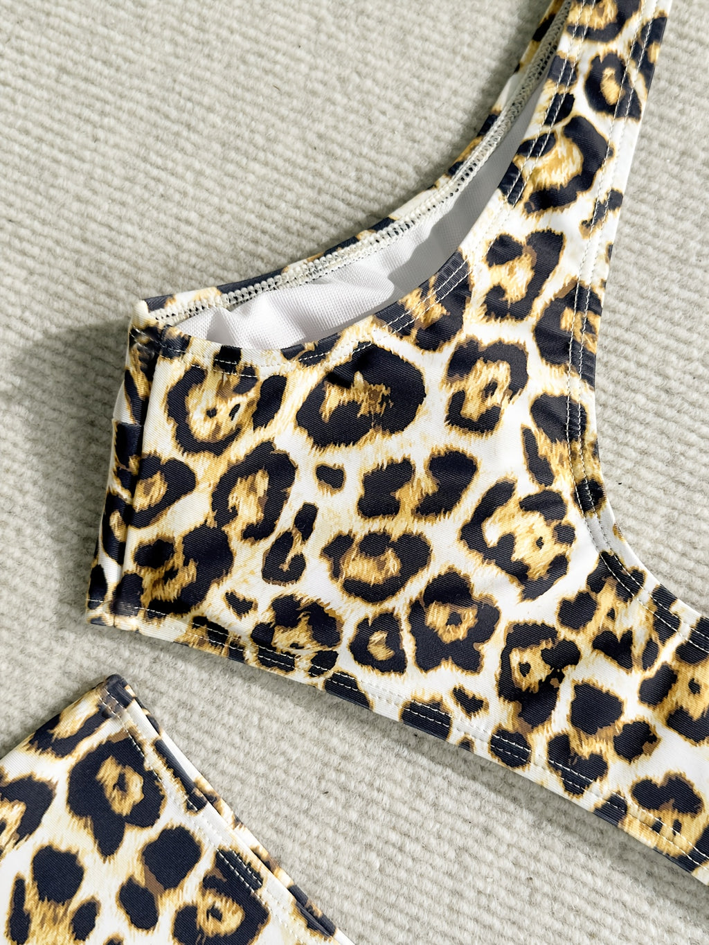 Bikini de leopardo con estrella metálica