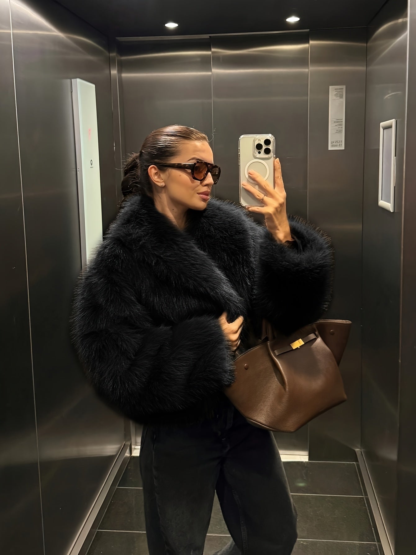 Abrigo sintético con cuello alto y botones