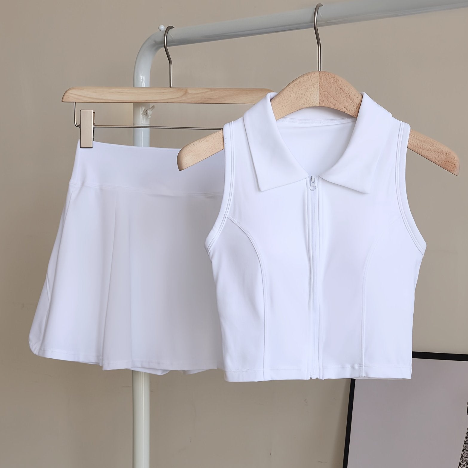 Set Deportivo 2 Piezas – Top con Almohadillas + Falda Short de Alto Rendimiento