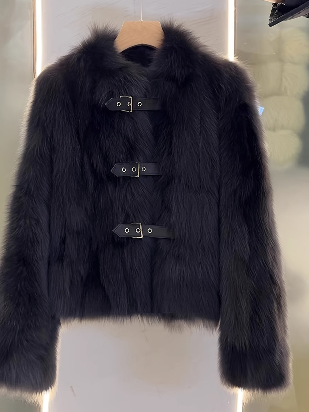 Abrigo Corto de Peluche · Cuello Alto y Botones