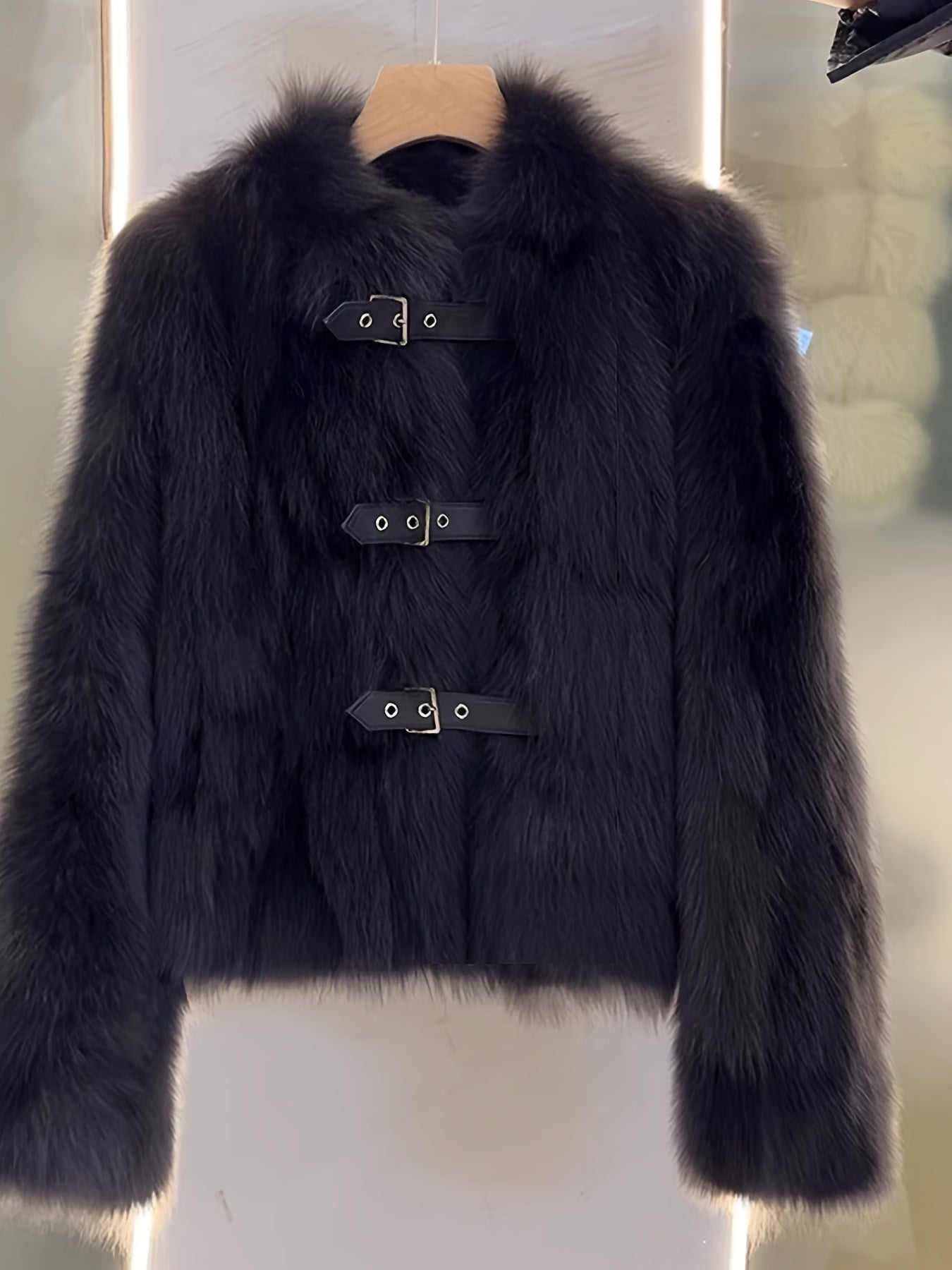 Abrigo Corto de Peluche · Cuello Alto y Botones