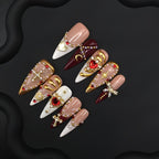 Uñas postizas con lazos y coronas doradas