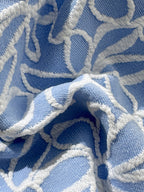 Bikini azul claro con flores blancas