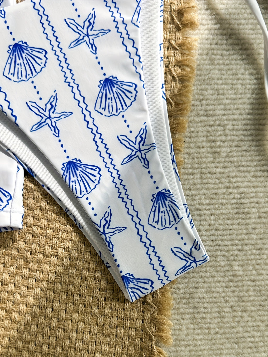 Bikini de tres piezas estilo isla tropical