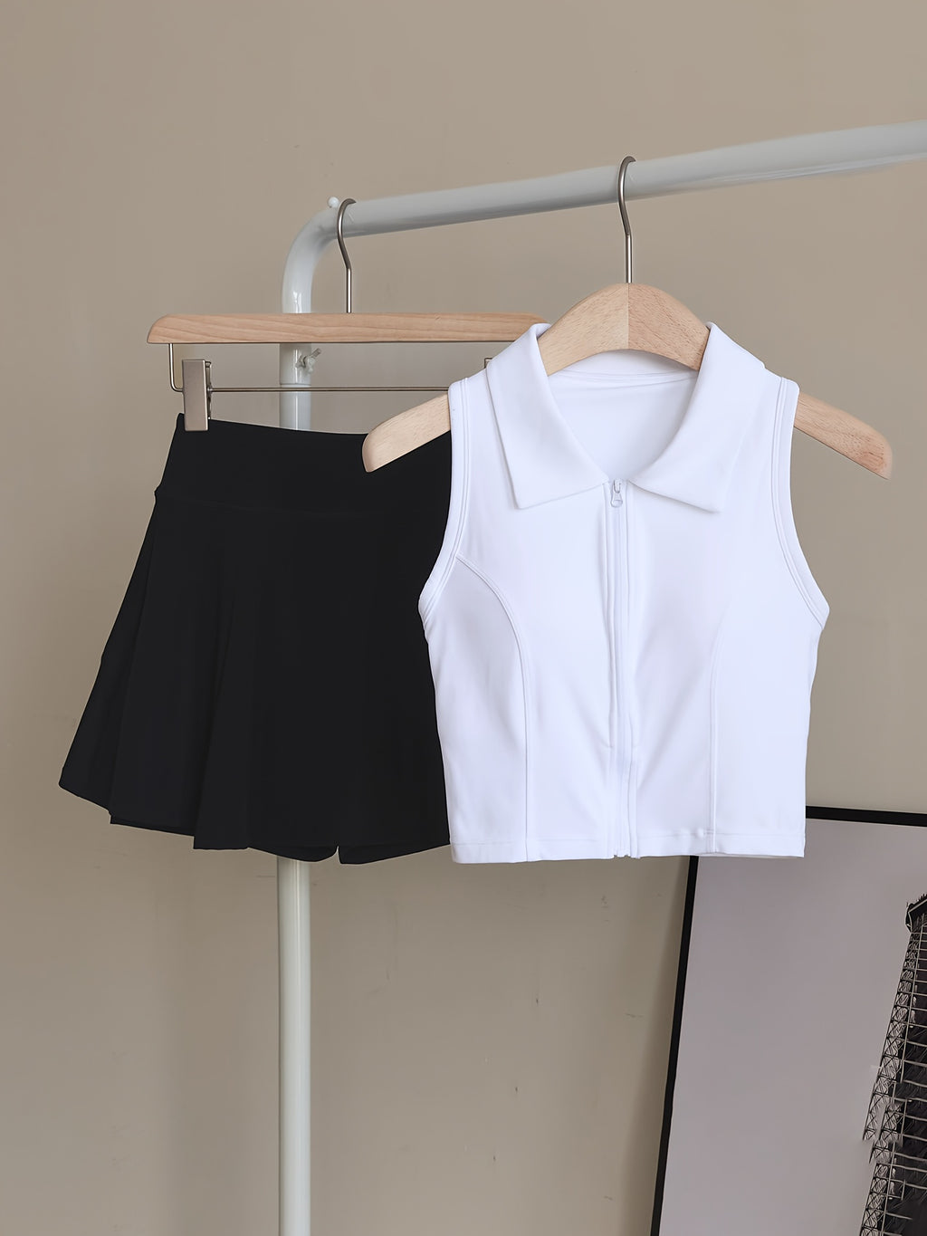 Set Deportivo 2 Piezas – Top con Almohadillas + Falda Short de Alto Rendimiento