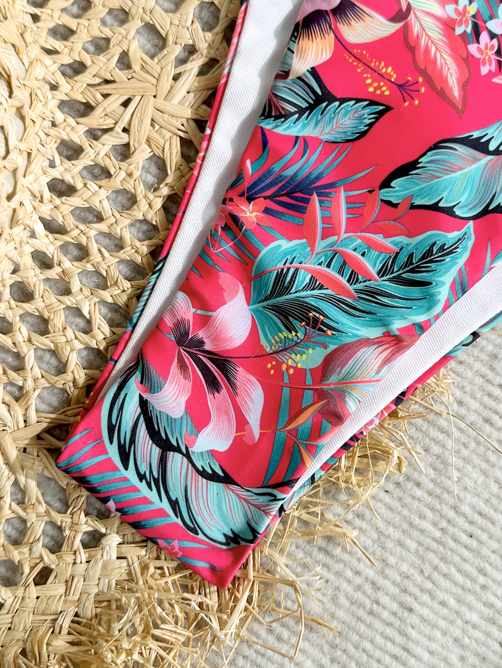 Bikini sexy con copa triangular y braga de corte alto