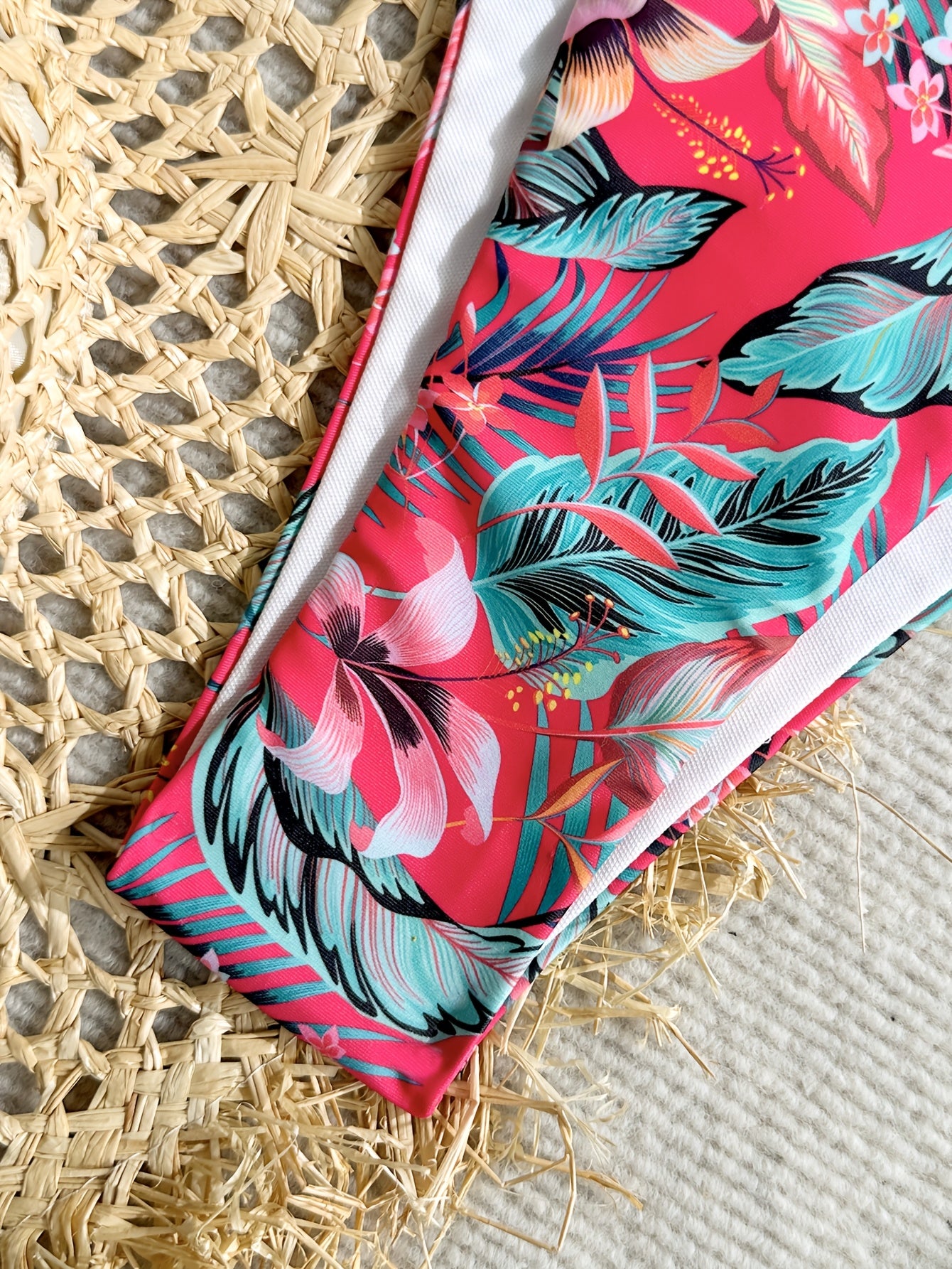 Bikini sexy con copa triangular y braga de corte alto