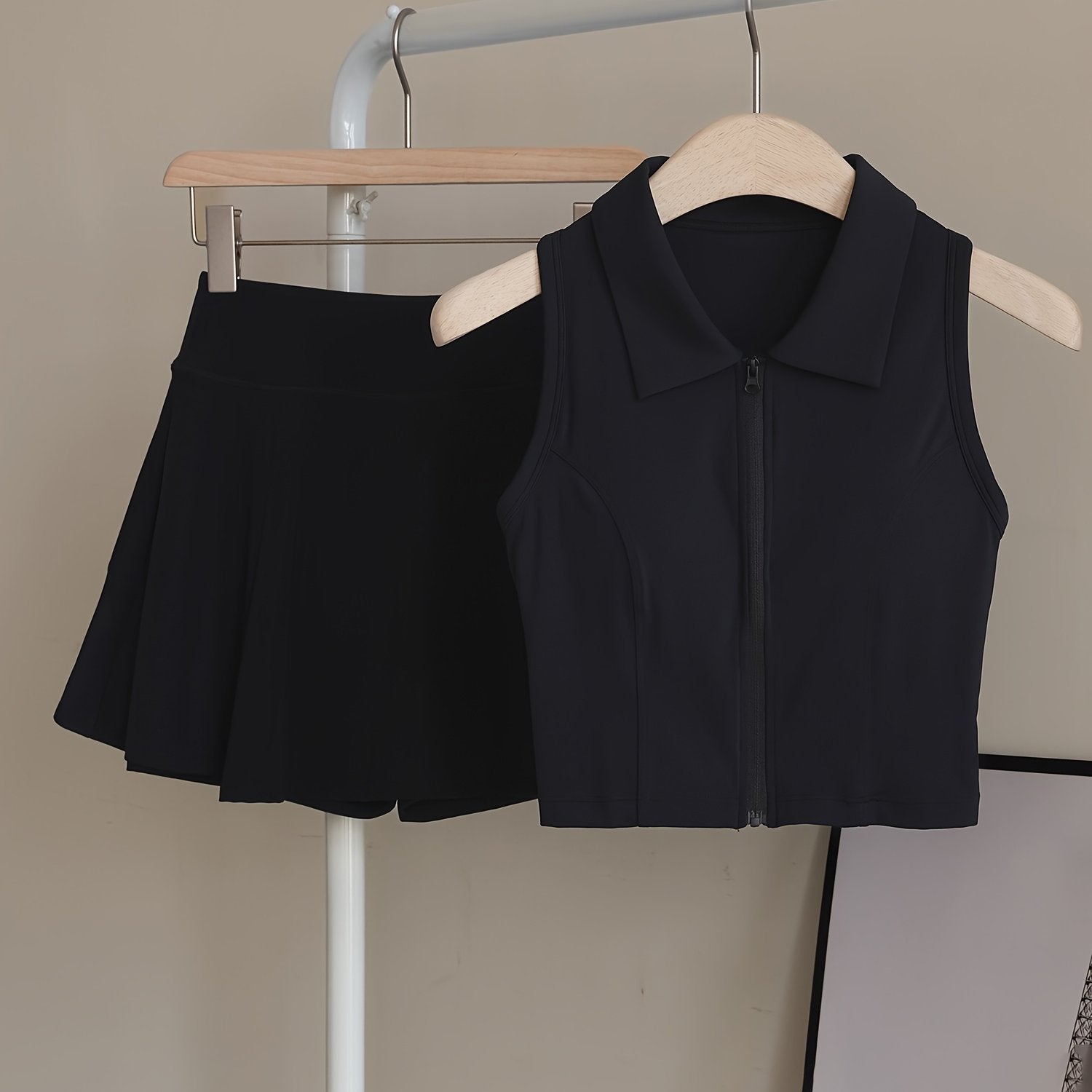 Set Deportivo 2 Piezas – Top con Almohadillas + Falda Short de Alto Rendimiento