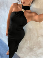 Vestido Negro Ajustado con Hebillas Metálicas y Recortes – Sexy & Elegante