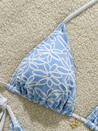 Bikini azul claro con flores blancas