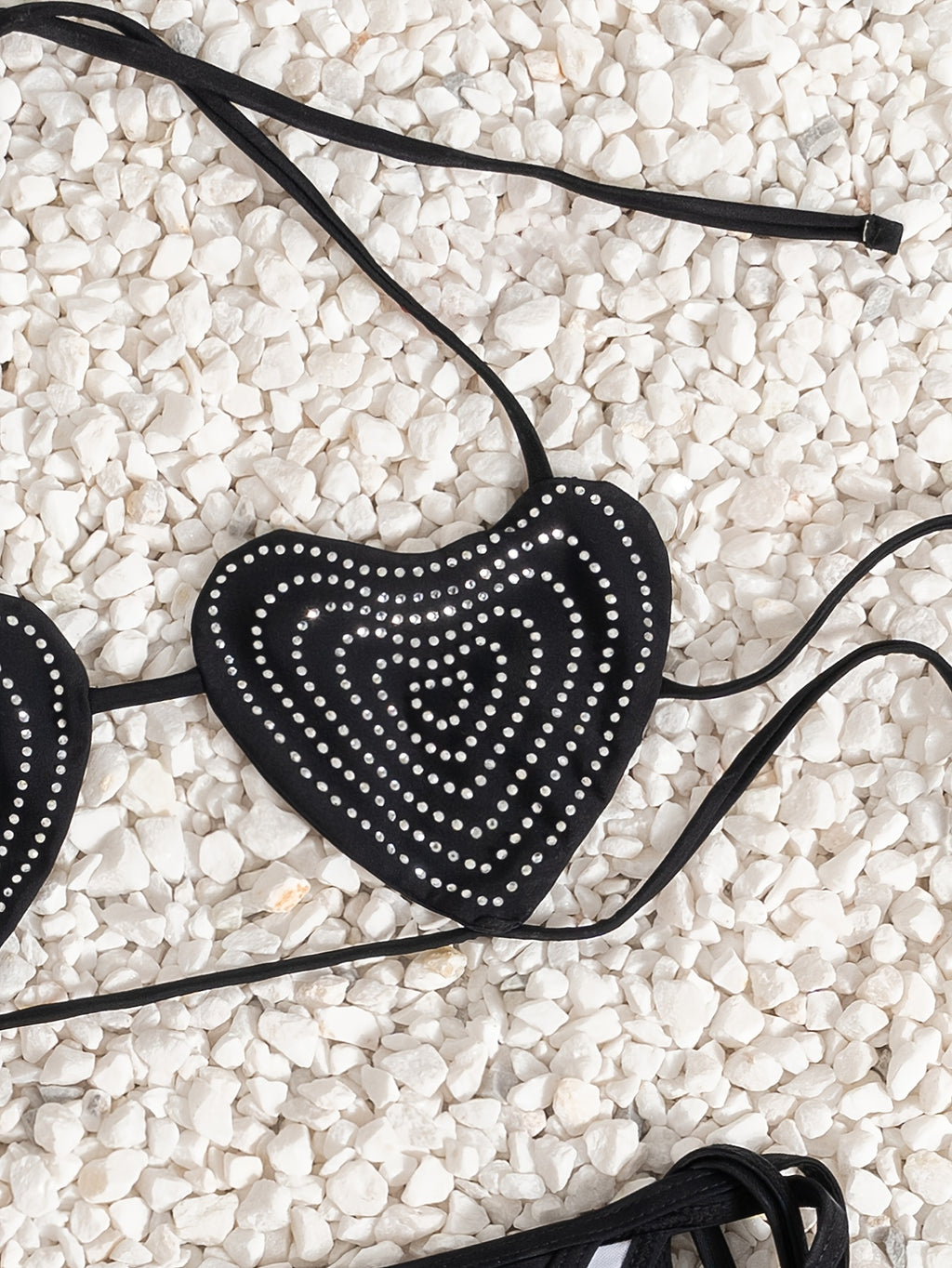 Bikini negro con corazón de diamantes