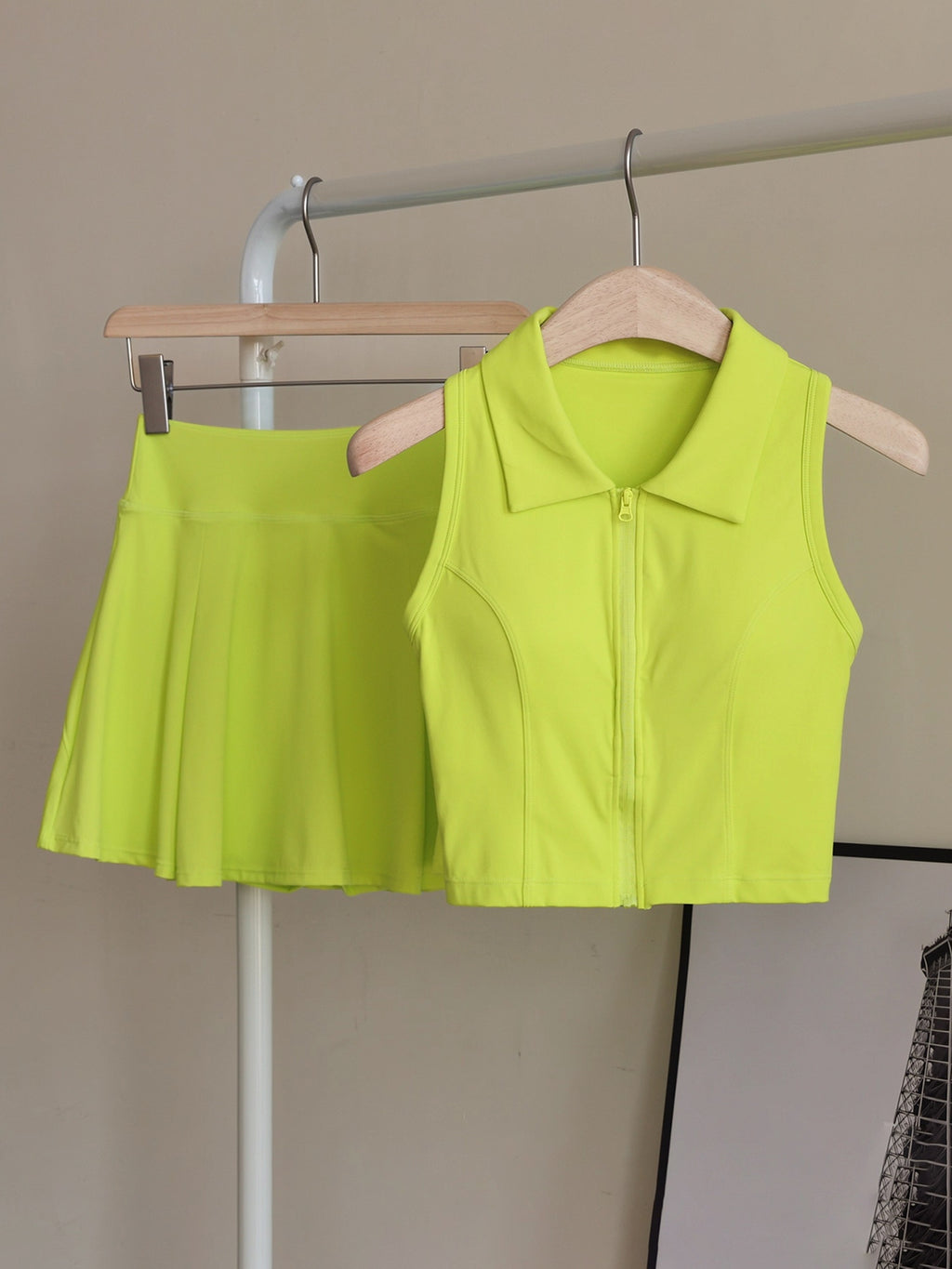 Set Deportivo 2 Piezas – Top con Almohadillas + Falda Short de Alto Rendimiento