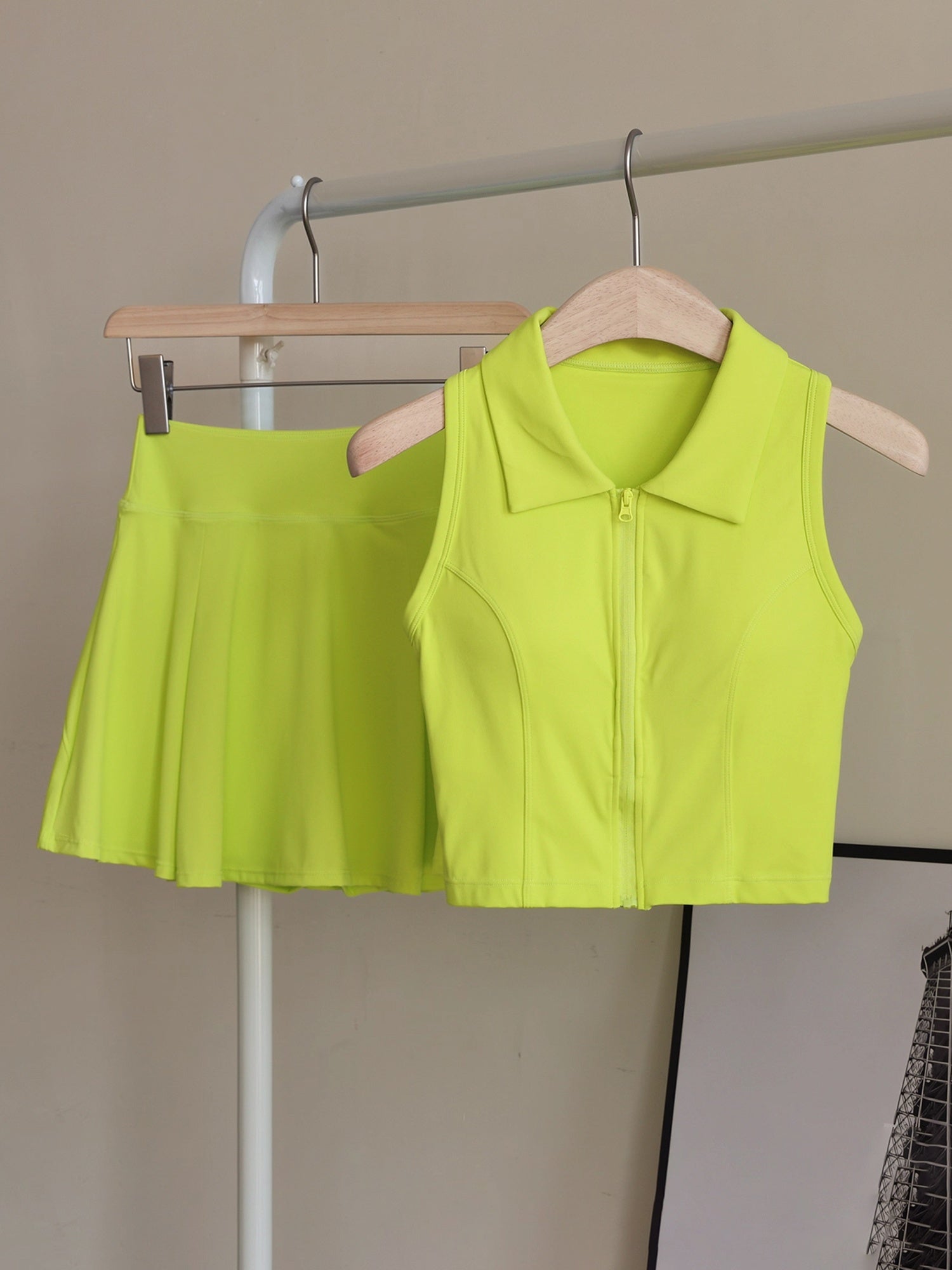 Set Deportivo 2 Piezas – Top con Almohadillas + Falda Short de Alto Rendimiento