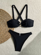 Bikini negro con tiras cruzadas y decoración metálica