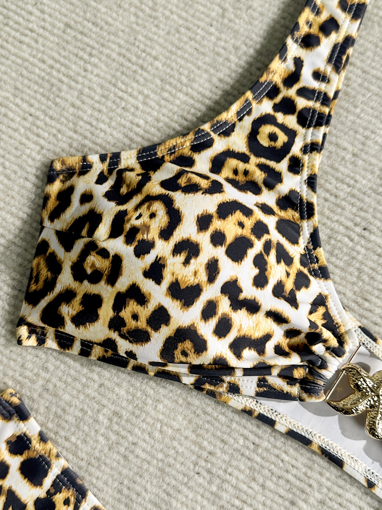 Bikini de leopardo con estrella metálica