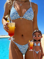 Bikini azul claro con flores blancas