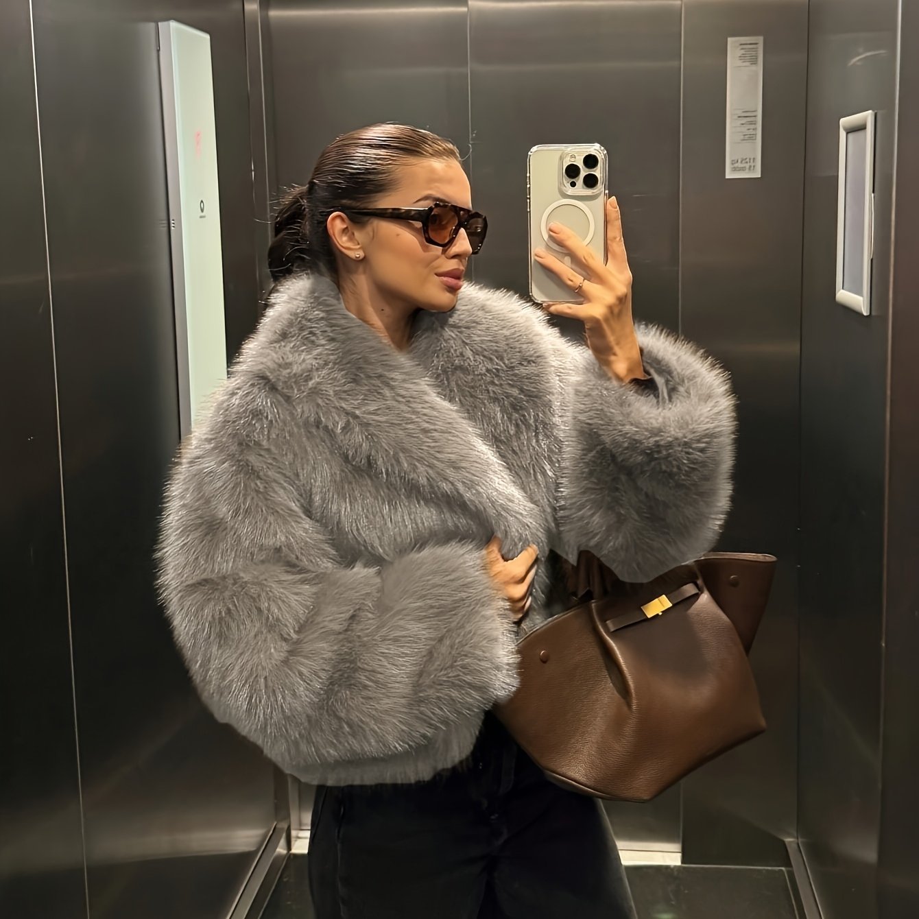 Abrigo sintético con cuello alto y botones