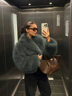 Abrigo sintético con cuello alto y botones