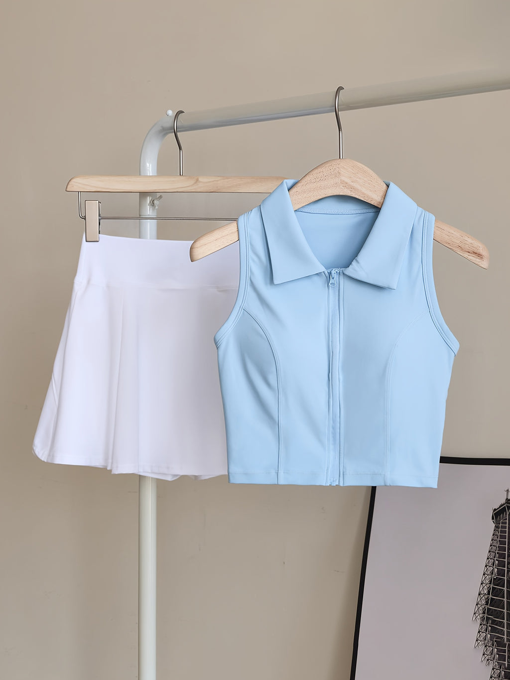 Set Deportivo 2 Piezas – Top con Almohadillas + Falda Short de Alto Rendimiento