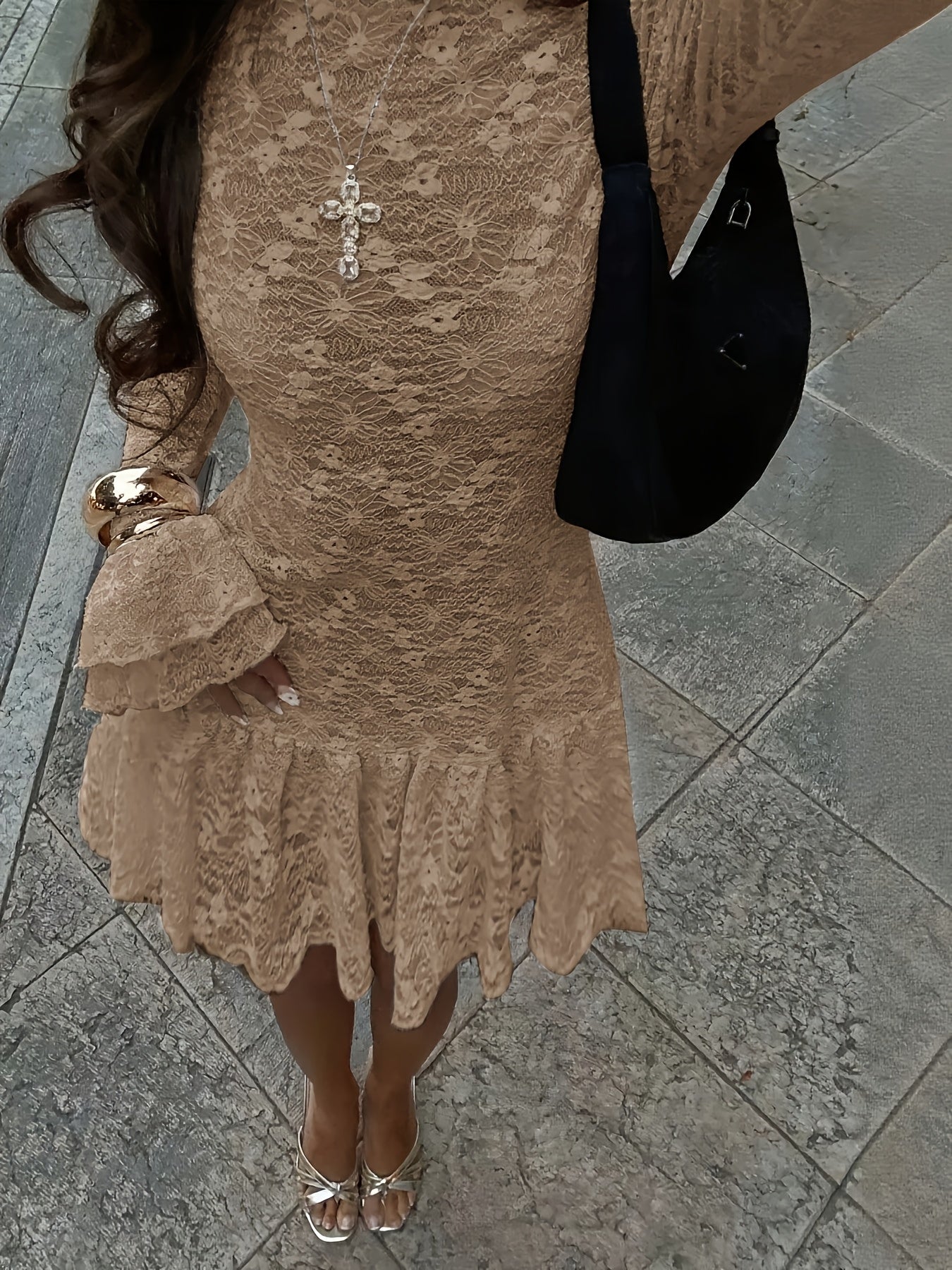 Vestido elegante de encaje con cuello alto y mangas largas.