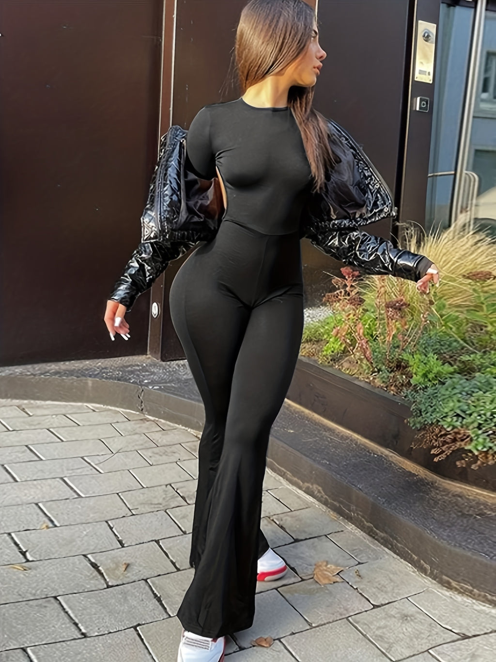 Mono acampanado ajustado con espalda descubierta