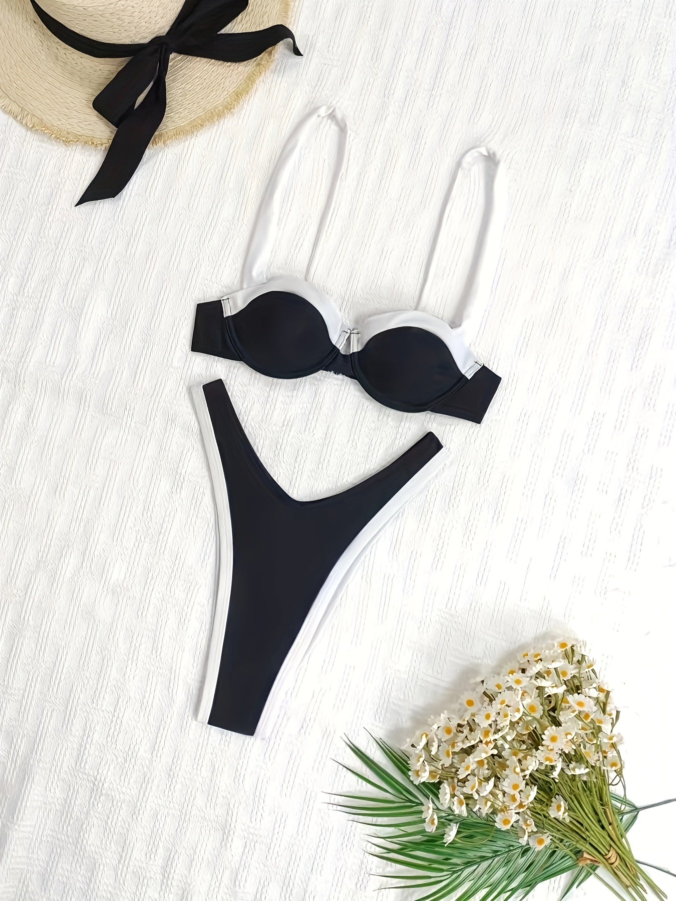 Bikini Bicolor Blanco & Negro con Aro – Sexy para Playa y Vacaciones